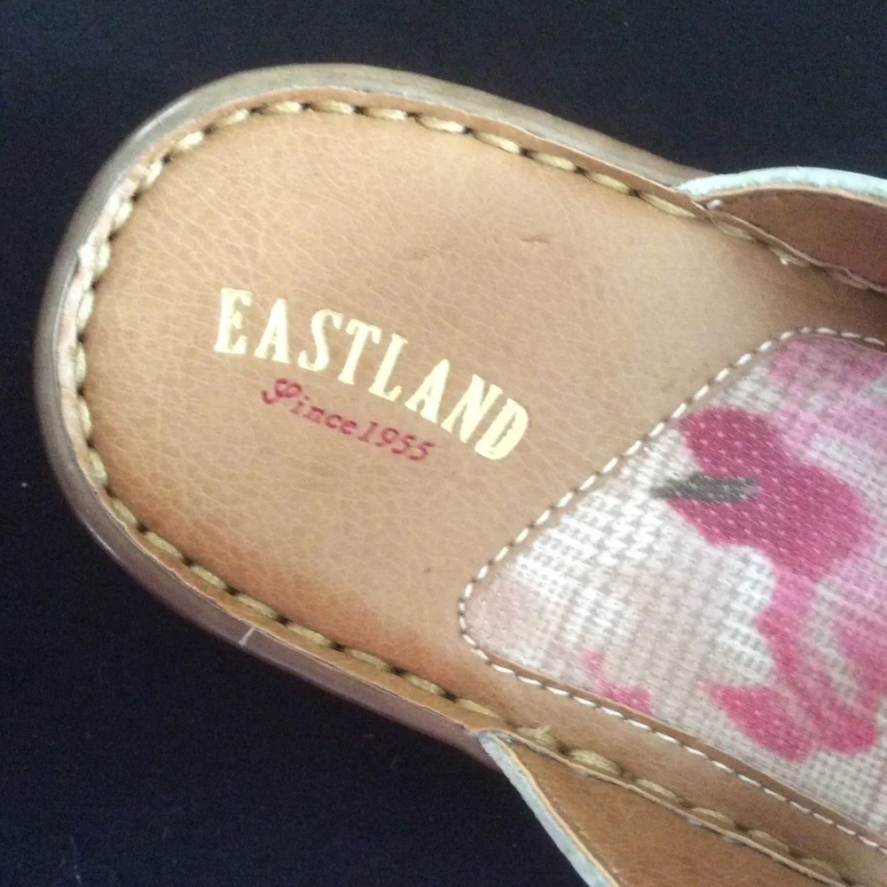 NWOT Eastland White Sandals, Sz 8M